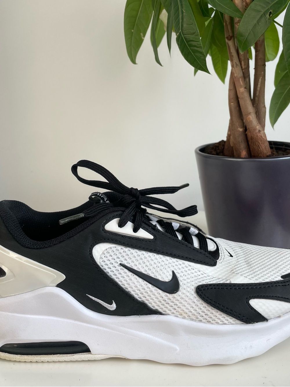 Nike Men's Black and White Athletic Sneakers